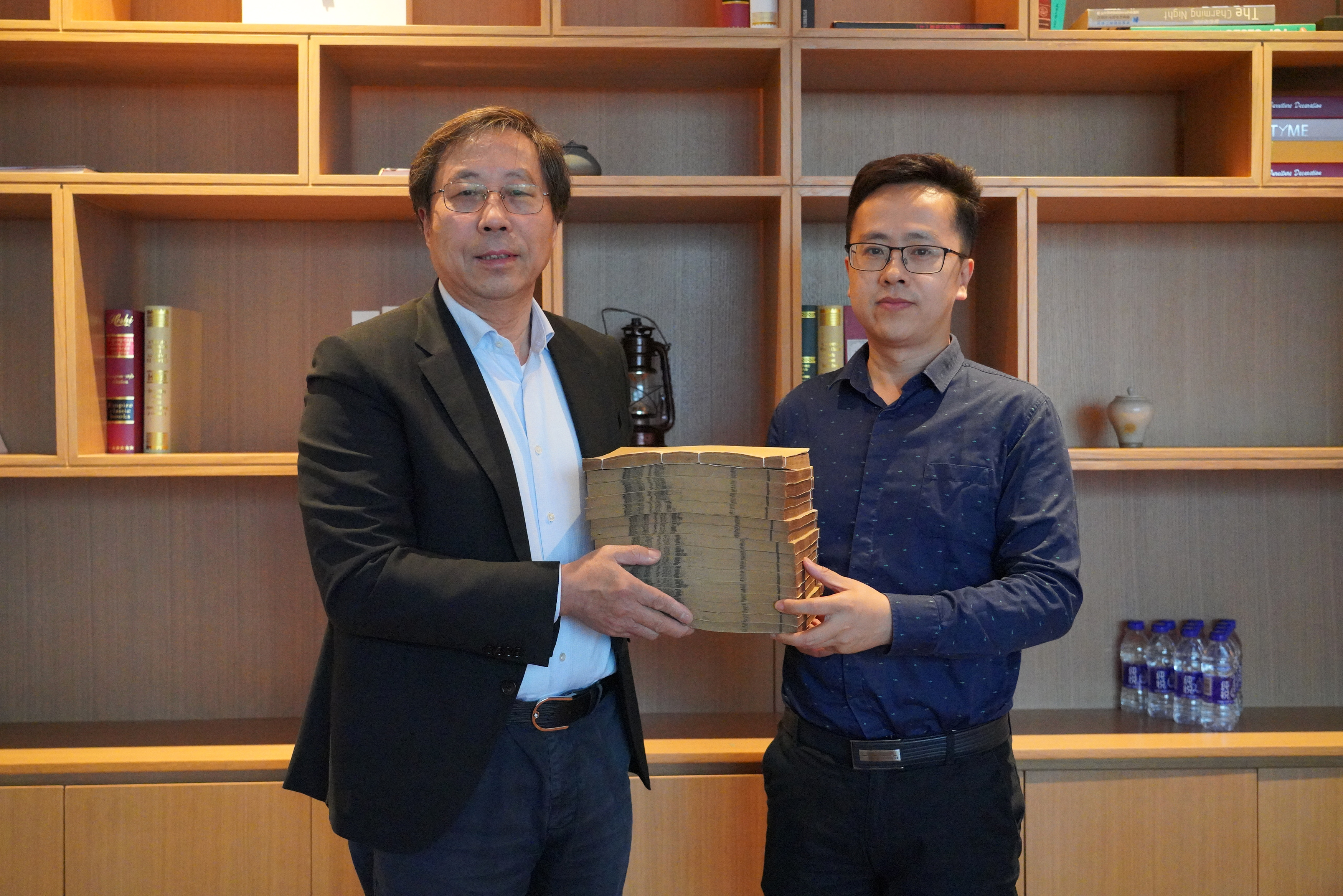 錢(qián)江董事長(zhǎng)捐贈(zèng)古籍助力南潯區(qū)博物館建設(shè)