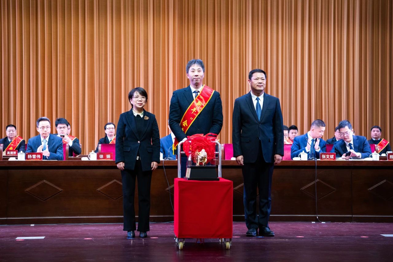 開門紅 | 巨人集團獲區(qū)多項表彰 開門紅 | 巨人集團獲區(qū)多項表彰