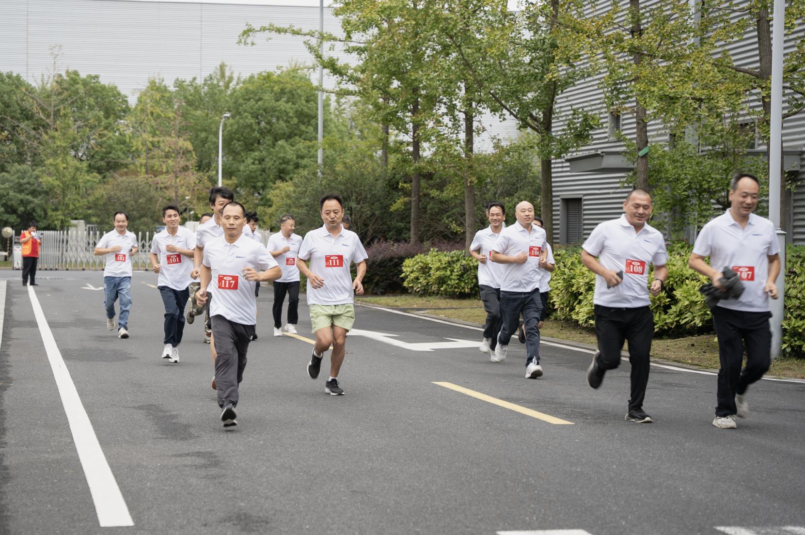 塔下再聚首 攀登勢正雄——巨龍電梯試驗(yàn)塔第六屆登高跑開賽 塔下再聚首 攀登勢正雄——巨龍電梯試驗(yàn)塔第六屆登高跑開賽