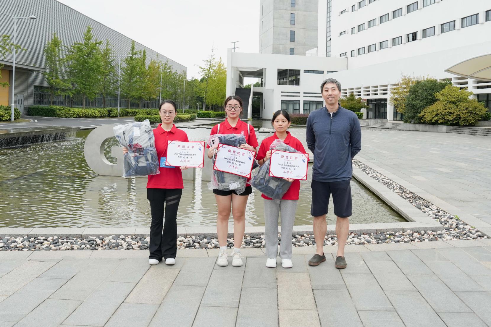 塔下再聚首 攀登勢正雄——巨龍電梯試驗(yàn)塔第六屆登高跑開賽 塔下再聚首 攀登勢正雄——巨龍電梯試驗(yàn)塔第六屆登高跑開賽