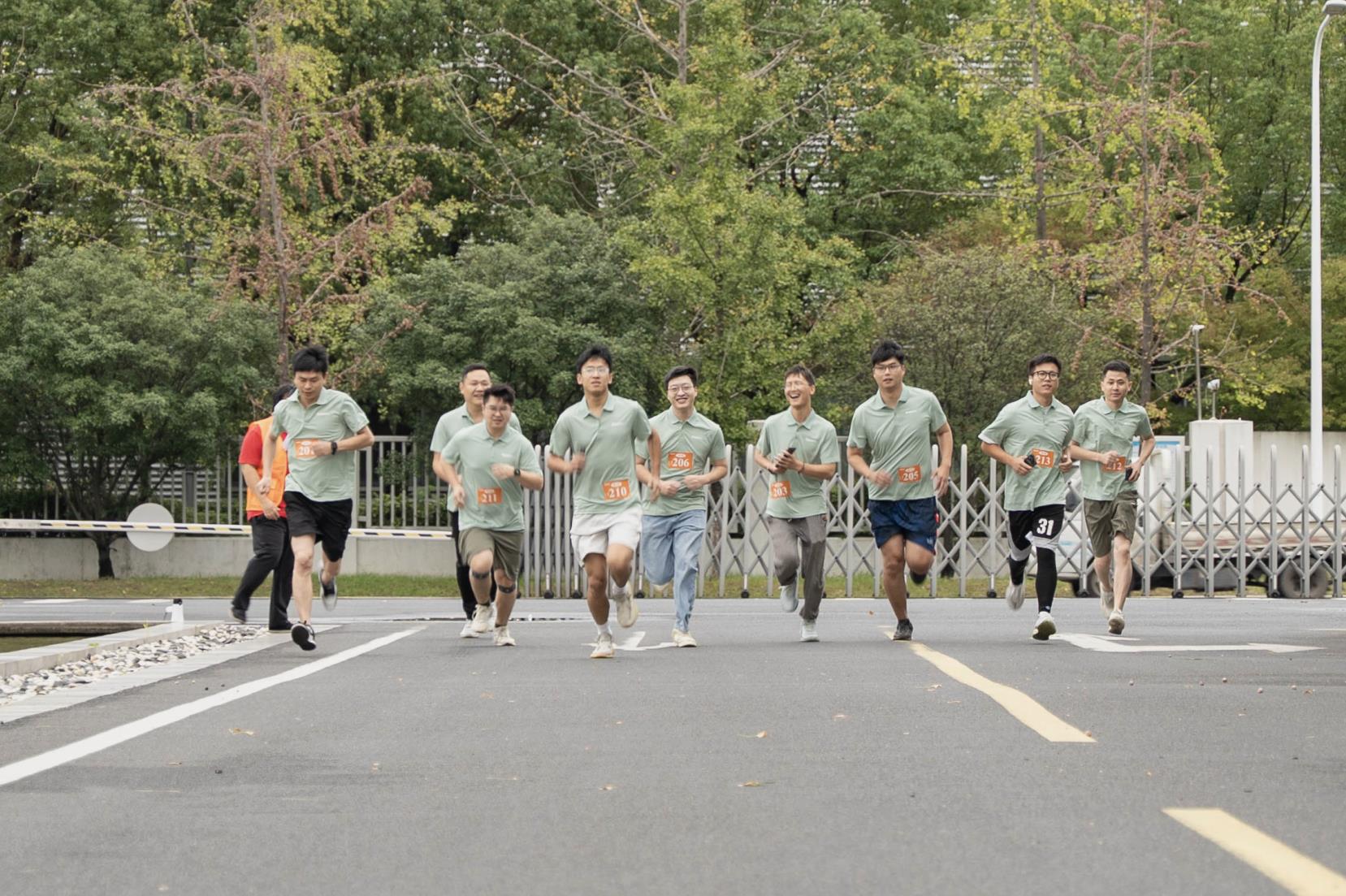 塔下再聚首 攀登勢正雄——巨龍電梯試驗(yàn)塔第六屆登高跑開賽 塔下再聚首 攀登勢正雄——巨龍電梯試驗(yàn)塔第六屆登高跑開賽