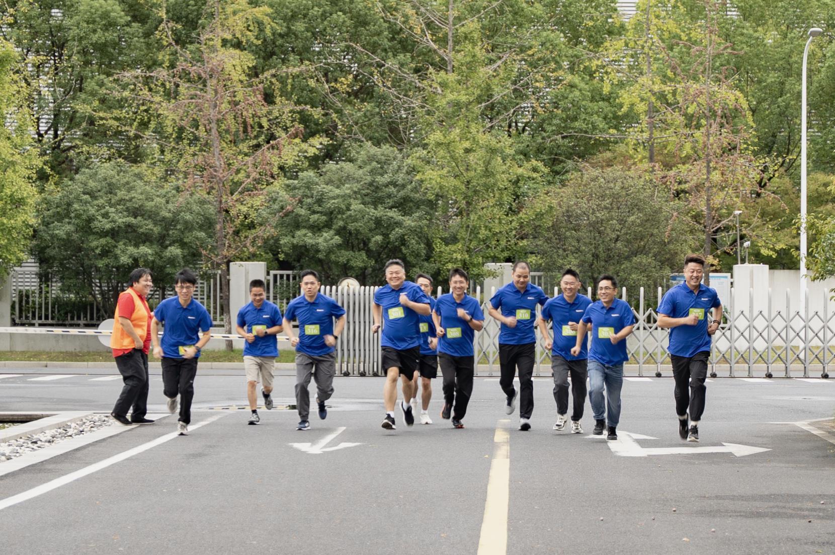 塔下再聚首 攀登勢正雄——巨龍電梯試驗(yàn)塔第六屆登高跑開賽 塔下再聚首 攀登勢正雄——巨龍電梯試驗(yàn)塔第六屆登高跑開賽