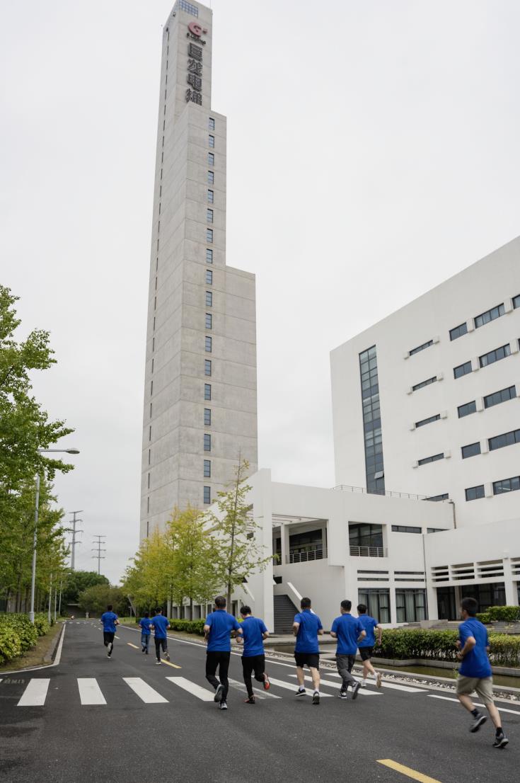 塔下再聚首 攀登勢正雄——巨龍電梯試驗(yàn)塔第六屆登高跑開賽 塔下再聚首 攀登勢正雄——巨龍電梯試驗(yàn)塔第六屆登高跑開賽