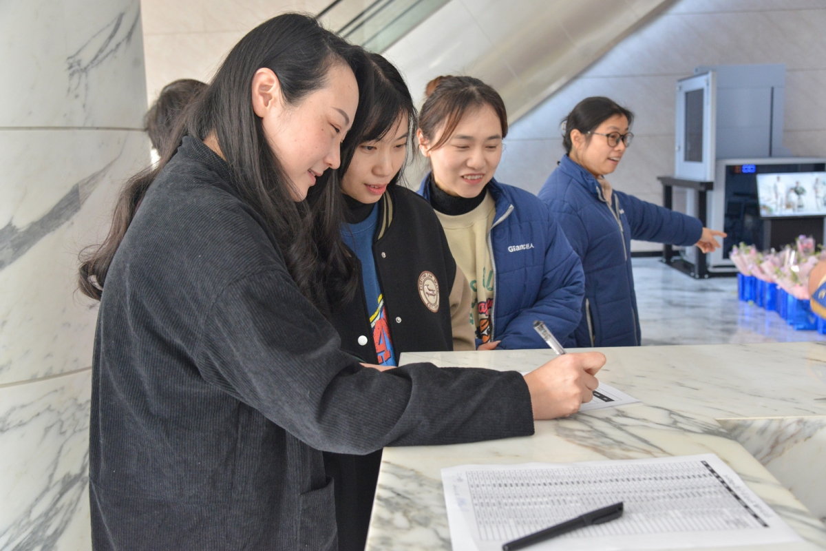 LQF_9470a.jpg LQF_9470a.jpg